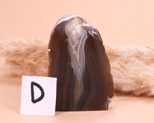 Lade das Bild in den Galerie-Viewer, Achat Anschliff auf Standfläche