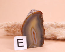 Lade das Bild in den Galerie-Viewer, Achat Anschliff auf Standfläche