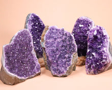 Lade das Bild in den Galerie-Viewer, Amethyst Druse auf Standfläche