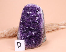 Lade das Bild in den Galerie-Viewer, Amethyst Druse auf Standfläche