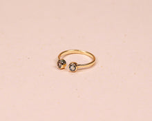 Lade das Bild in den Galerie-Viewer, Ring Karma Topas blau Gold