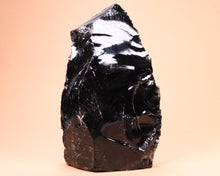 Lade das Bild in den Galerie-Viewer, Obsidian schwarz auf Standfläche