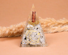 Lade das Bild in den Galerie-Viewer, Orgonit Pyramide Mond mit Regenbogenmondstein