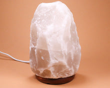 Lade das Bild in den Galerie-Viewer, Salzkristall Lampe weiß