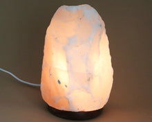 Lade das Bild in den Galerie-Viewer, Salzkristall Lampe weiß