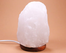 Lade das Bild in den Galerie-Viewer, Salzkristall Lampe weiß