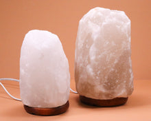 Lade das Bild in den Galerie-Viewer, Salzkristall Lampe weiß