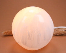 Lade das Bild in den Galerie-Viewer, Lampe Selenit Kugel