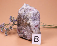 Lade das Bild in den Galerie-Viewer, Turmalin pink in Lepidolith Rohstück Unikat