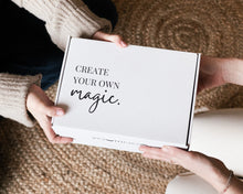 Lade das Bild in den Galerie-Viewer, Magic Month Box
