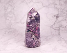 Lade das Bild in den Galerie-Viewer, Turmalin pink in Lepidolith Tower