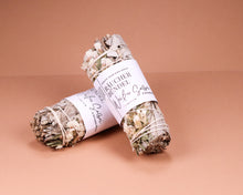 Lade das Bild in den Galerie-Viewer, Räucherbündel Weißer Salbei & Sinuata-Blume weiß