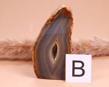 Lade das Bild in den Galerie-Viewer, Achat Anschliff auf Standfläche
