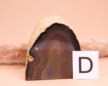 Lade das Bild in den Galerie-Viewer, Achat Anschliff auf Standfläche
