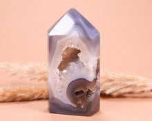 Lade das Bild in den Galerie-Viewer, Achat Tower mit Druse
