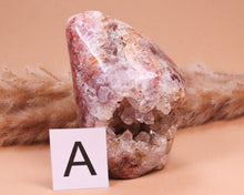 Lade das Bild in den Galerie-Viewer, Amethyst rosa Druse auf Standfläche
