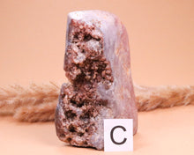 Lade das Bild in den Galerie-Viewer, Amethyst rosa Druse auf Standfläche
