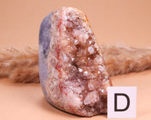 Lade das Bild in den Galerie-Viewer, Amethyst rosa Druse auf Standfläche
