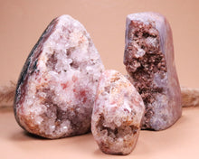Lade das Bild in den Galerie-Viewer, Amethyst rosa Druse auf Standfläche
