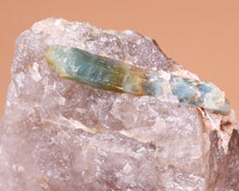 Lade das Bild in den Galerie-Viewer, Aquamarin in Quarz Unikat
