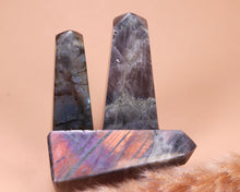 Lade das Bild in den Galerie-Viewer, Labradorit Obelisk
