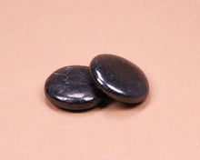 Lade das Bild in den Galerie-Viewer, Schungit Scheibenstein
