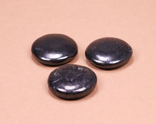 Lade das Bild in den Galerie-Viewer, Schungit Scheibenstein
