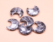 Lade das Bild in den Galerie-Viewer, Larvikit Mond
