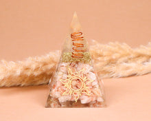 Lade das Bild in den Galerie-Viewer, Orgonit Pyramide Sonne mit Sonnenstein
