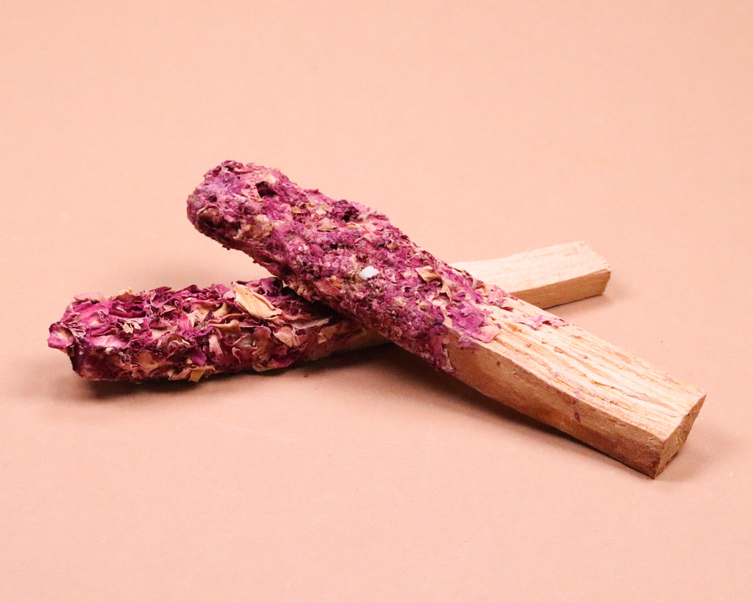 Palo Santo Holz mit Rosenblättern