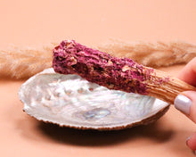 Lade das Bild in den Galerie-Viewer, Palo Santo Holz mit Rosenblättern
