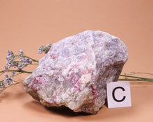 Lade das Bild in den Galerie-Viewer, Turmalin pink in Lepidolith Rohstück Unikat
