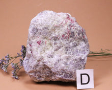 Lade das Bild in den Galerie-Viewer, Turmalin pink in Lepidolith Rohstück Unikat

