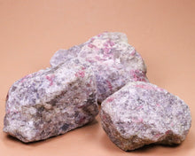 Lade das Bild in den Galerie-Viewer, Turmalin pink in Lepidolith Rohstück Unikat

