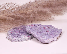 Lade das Bild in den Galerie-Viewer, Turmalin Pink in Lepidolith Platte
